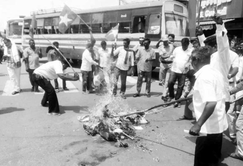 மாணவி அனிதா தற்கொலை மோடி உருவபொம்மையை எரித்து விடுதலை சிறுத்தைகள் போராட்டம்