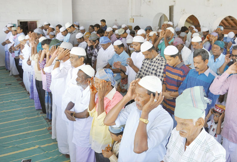 பக்ரீத் பண்டிகையை முன்னிட்டு பள்ளிவாசல்களில் முஸ்லிம்கள் சிறப்பு தொழுகை