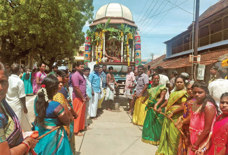 வள்ளியூர் பெருமாள் கோவிலில் ஆவணி தேரோட்டம்  திரளான பக்தர்கள் வடம் பிடித்து இழுத்தனர்