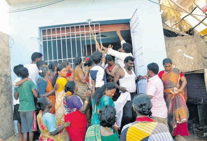 திருவொற்றியூரில் டாஸ்மாக் கடையை பெண்கள் அடித்து நொறுக்கினார்கள்