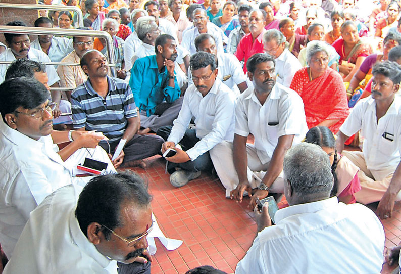 வீடுகளை அகற்ற எதிர்ப்பு காஞ்சீபுரத்தில் பொதுமக்கள் உண்ணாவிரதம்