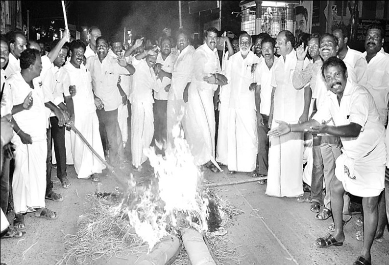 மாவட்ட செயலாளர் பொறுப்பில் இருந்து சி.வி.சண்முகம் நீக்கப்பட்டதை கண்டித்து அ.தி.மு.க.வினர் போராட்டம்