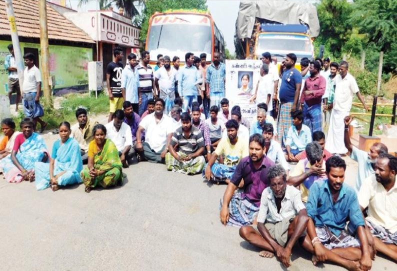 மாணவி அனிதா தற்கொலைக்கு நீதி கேட்டு கிராம மக்கள், மாணவர்கள் மறியல்