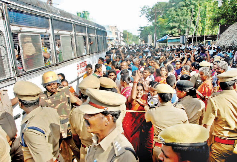 நாகையில் மீனவர்கள் இடையே மோதல்; கடைகள் அடைப்பு சாலை மறியலில் ஈடுபட்ட 500-க்கும் மேற்பட்டோர் கைது