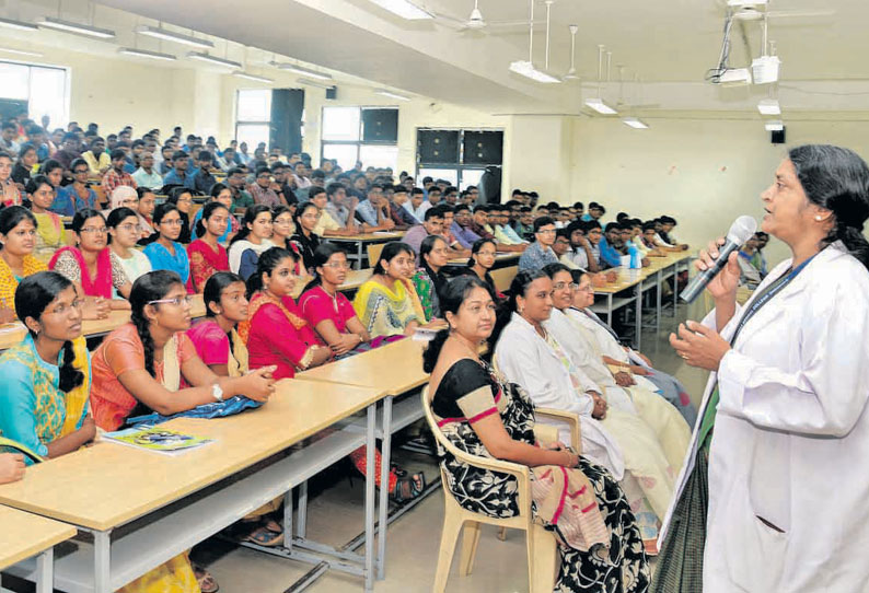 மருத்துவ படிப்பு முதலாம் ஆண்டு வகுப்புகள் தொடங்கின மாணவிகள் ஜீன்ஸ், லெகிங்ஸ் அணிய தடை