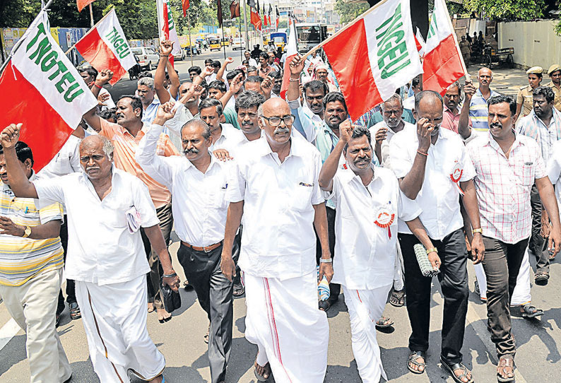 தமிழ்நாடு அரசு பணியாளர்கள் 2-வது நாளாக போராட்டம்