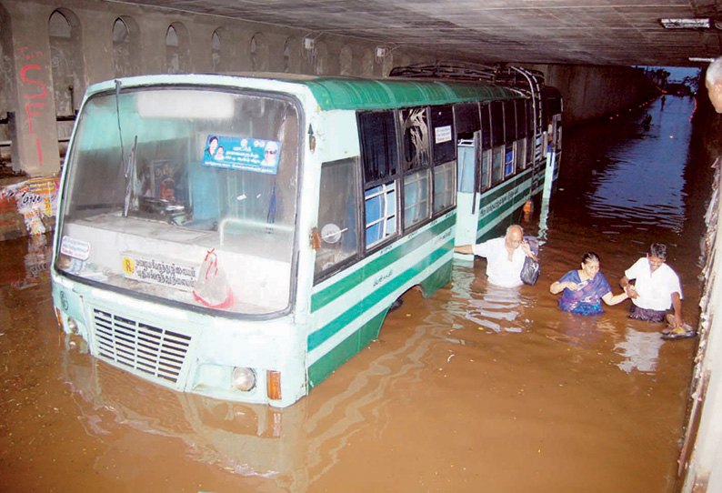 கோவில்பட்டி பகுதியில் பலத்த மழை: வீடுகளுக்குள் வெள்ளம் புகுந்தது