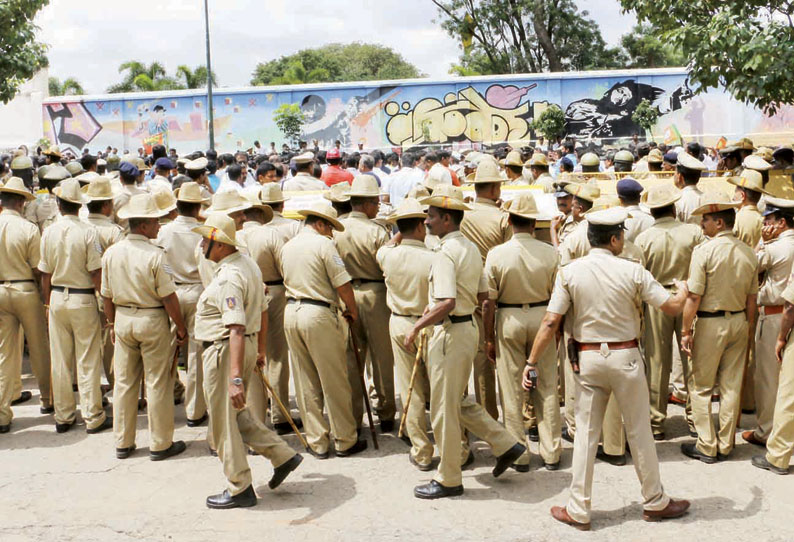 மங்களூருவுக்கு தடையை மீறி மோட்டார்சைக்கிள் பேரணி பெங்களூருவில் பா.ஜனதா தலைவர்கள் கைது