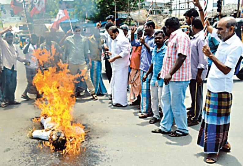 எம்.ஜி.ஆர். சிலைக்கு மாலை அணிவிக்க எடப்பாடி பழனிசாமி அணியினர் எதிர்ப்பு: கலைச்செல்வன் எம்.எல்.ஏ. உருவ பொம்மையை எரித்து போராட்டம்