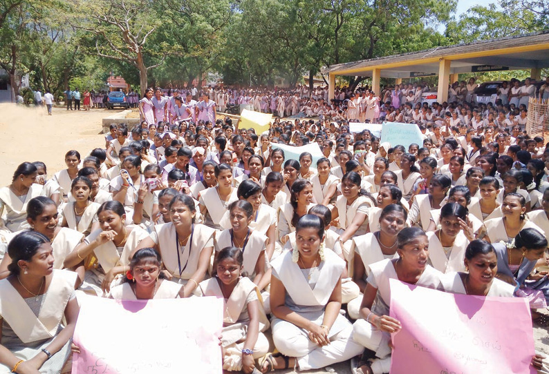 அறிஞர் அண்ணா கலைக்கல்லூரியில் மாணவ–மாணவிகள் வகுப்புகளை புறக்கணித்து தர்ணா போராட்டம்