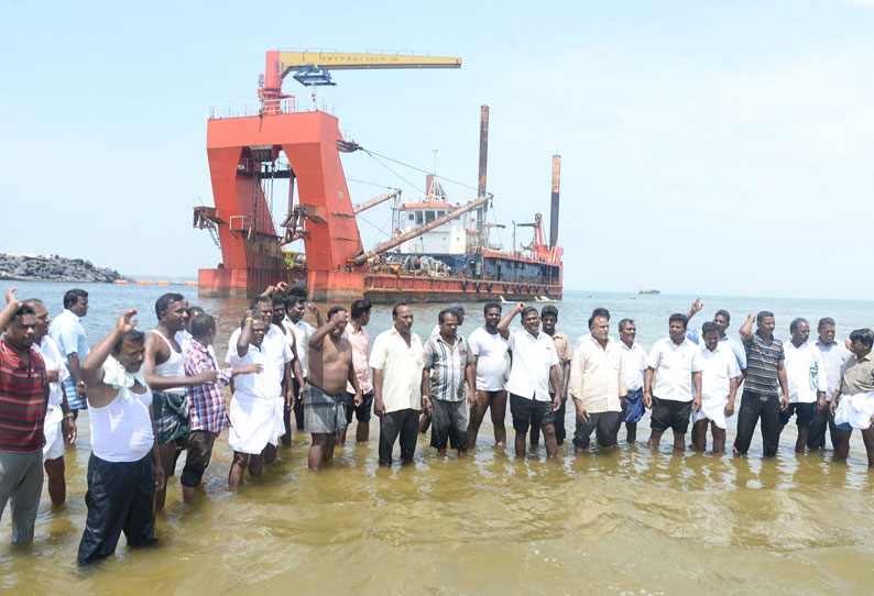 நிவாரணம் வழங்கக்கோரி விசைப்படகு உரிமையாளர்கள் கடலில் இறங்கி போராட்டம்