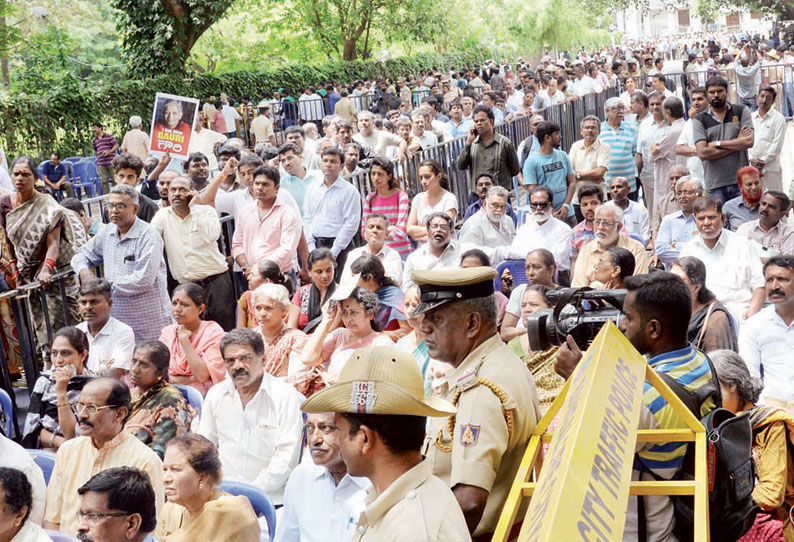 சுட்டுக் கொல்லப்பட்ட கவுரி லங்கேசின் உடல் அரசு மரியாதையுடன் அடக்கம்