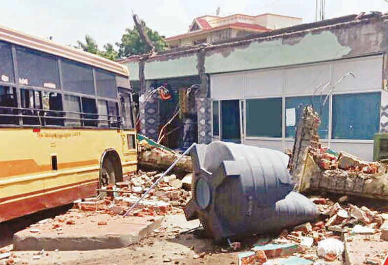 முறையான பராமரிப்பு இல்லாததால்தான் மேற்கூரை இடிந்து விழுந்தது பொதுமக்கள் குற்றச்சாட்டு