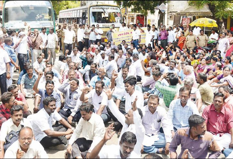 ஜாக்டோ- ஜியோ அமைப்பின் சார்பில் சாலைமறியலில் ஈடுபட்ட ஆசிரியர்கள்- அரசு ஊழியர்கள் கைது