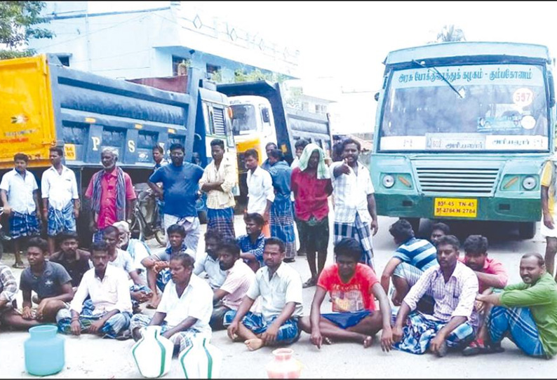 குடிநீர் கேட்டு காலி குடங்களுடன் பொதுமக்கள் சாலை மறியல் 4 மணி நேரம் போக்குவரத்து பாதிப்பு