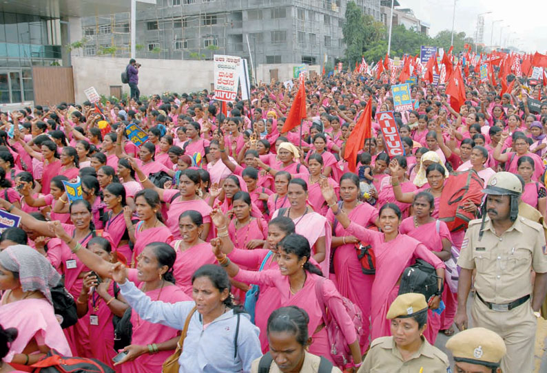 சம்பளத்தை உயர்த்த கோரி பெங்களூருவில் சுகாதார ஊழியர்கள் ஊர்வலம்