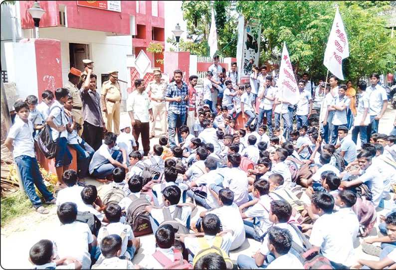 பாகூர் தபால் நிலையம் முற்றுகை வகுப்புகளை புறக்கணித்து பள்ளி மாணவர்கள் போராட்டம்