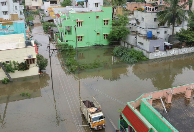 காட்பாடி வி.ஜி.ராவ் நகரை சூழ்ந்த மழைவெள்ளம் நடவடிக்கை எடுக்க பொதுமக்கள் கோரிக்கை