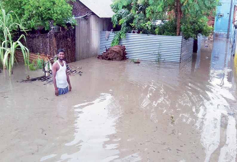 வெள்ளக்காடான நடுவக்குறிச்சி கிராமம் பொதுமக்கள் வீடுகளை விட்டு வெளியேறி ரோட்டில் தஞ்சம் புகுந்தனர்