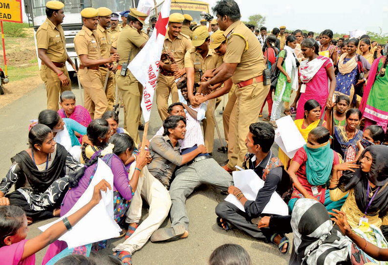 நீட் தேர்வினை ரத்து செய்ய வலியுறுத்தி சாலைமறியலில் ஈடுபட்ட கல்லூரி மாணவ–மாணவிகள் 258 பேர் கைது