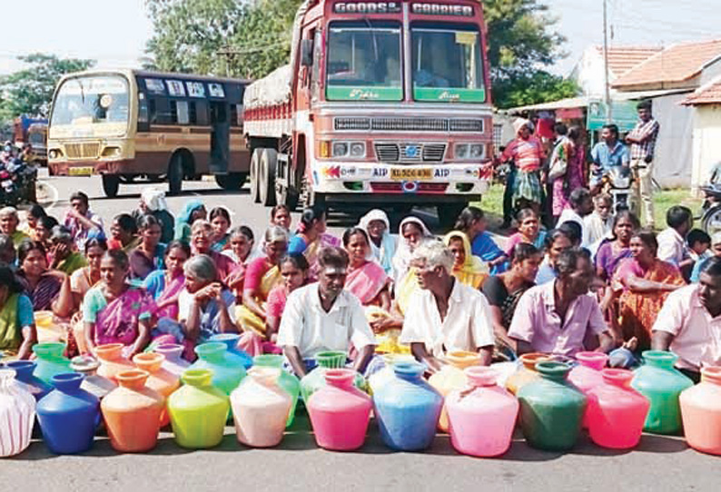 சென்னிமலை அருகே பொதுமக்கள் காலிக்குடங்களுடன் திடீர் சாலை மறியல்