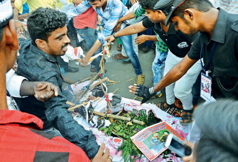 தாராபுரத்தில் தமிழ்நாடு முஸ்லிம் முன்னேற்ற கழகத்தினர் ஆர்ப்பாட்டம்