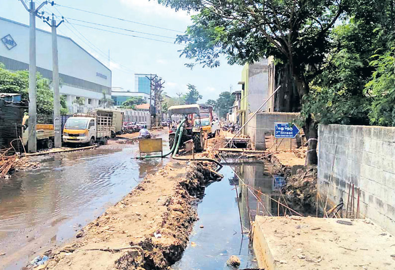 அம்பத்தூர் தொழிற்பேட்டையில் மழைநீர் கால்வாய் பணி மந்த கதியில் நடப்பதாக பொதுமக்கள் புகார்