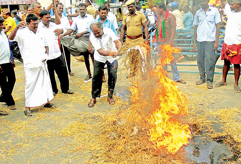 மு.க.ஸ்டாலின், வீரமணி உருவபொம்மை எரிப்பு புதியதமிழகம் கட்சியினர் போராட்டம்