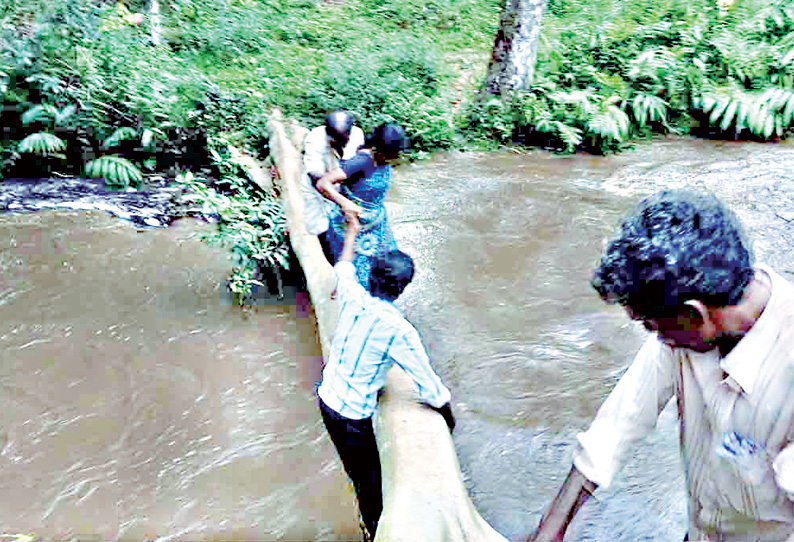 பாலம் இல்லாததால் ஆபத்தான முறையில் ஆற்றை கடக்கும் மலைக்கிராம மக்கள்