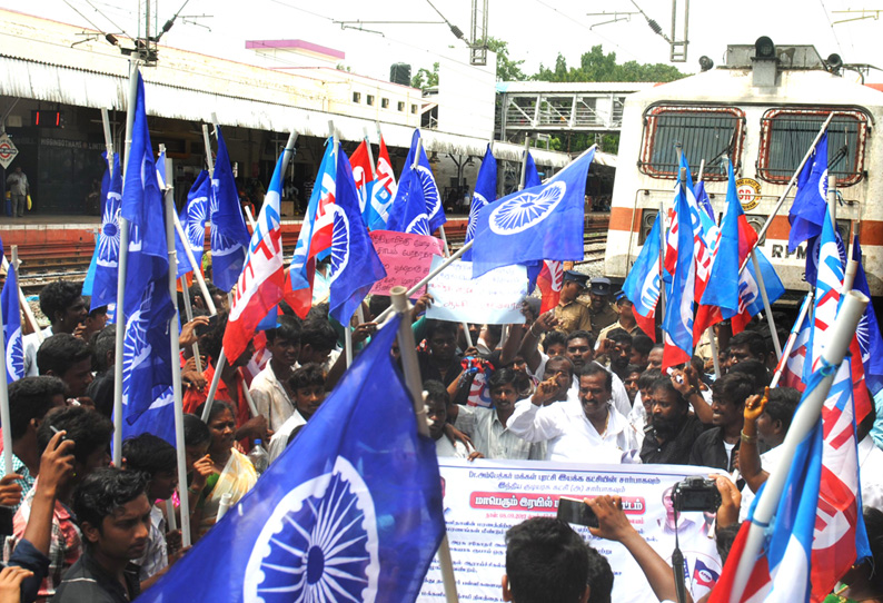 ‘நீட்’ தேர்வை ரத்து செய்யக்கோரி காட்பாடியில் ரெயில் மறியல் போராட்டம்