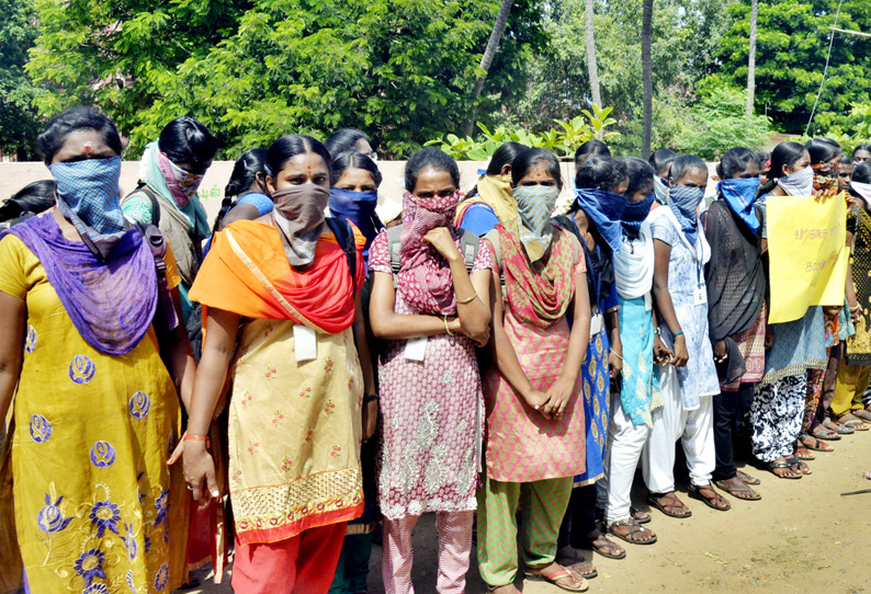 நீட் தேர்வுக்கு விலக்கு அளிக்கக்கோரி கடலூரில் கல்லூரி மாணவிகள் மனிதசங்கிலி போராட்டம்