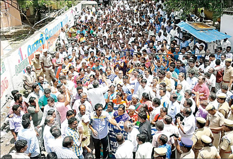 கோர்ட்டு தடை உத்தரவு பிறப்பித்த நிலையிலும் 2–வது நாளாக நீடித்த அரசு ஊழியர்கள்–ஆசிரியர்கள் ஆர்ப்பாட்டம்