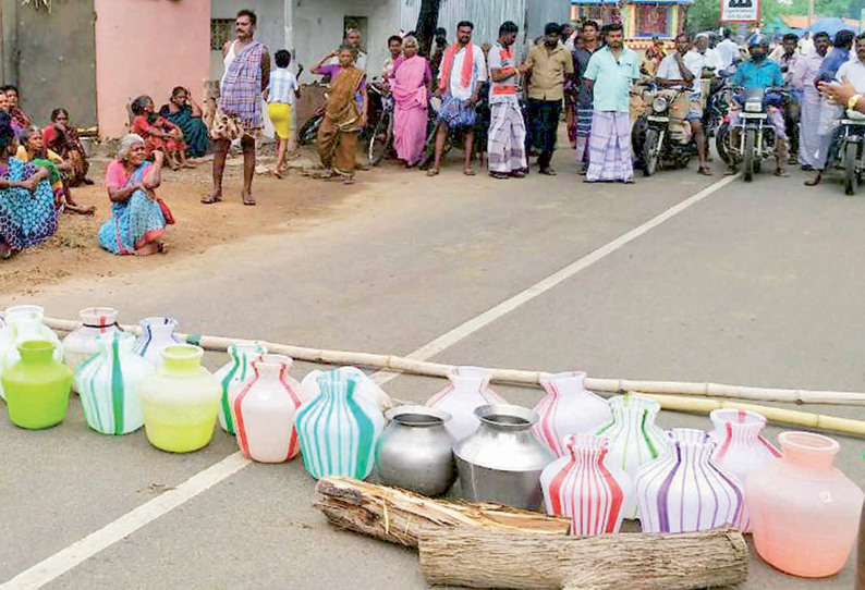 இளையான்குடி அருகே குடிநீர் கேட்டு கிராமமக்கள் சாலை மறியல்