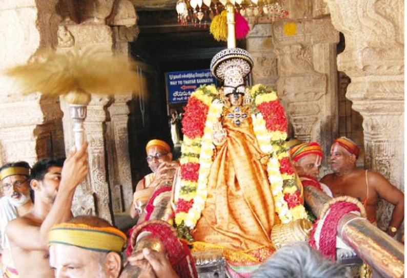 ஸ்ரீரங்கம் ரெங்கநாதர் கோவிலில் நம்பெருமாள் தீர்த்தவாரி கண்டருளினார்