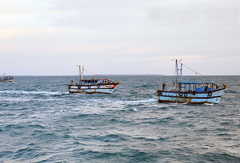 ராமேசுவரம் மீனவர்கள் 12 பேர் சிறைபிடிப்பு இலங்கை கடற்படை நடவடிக்கை