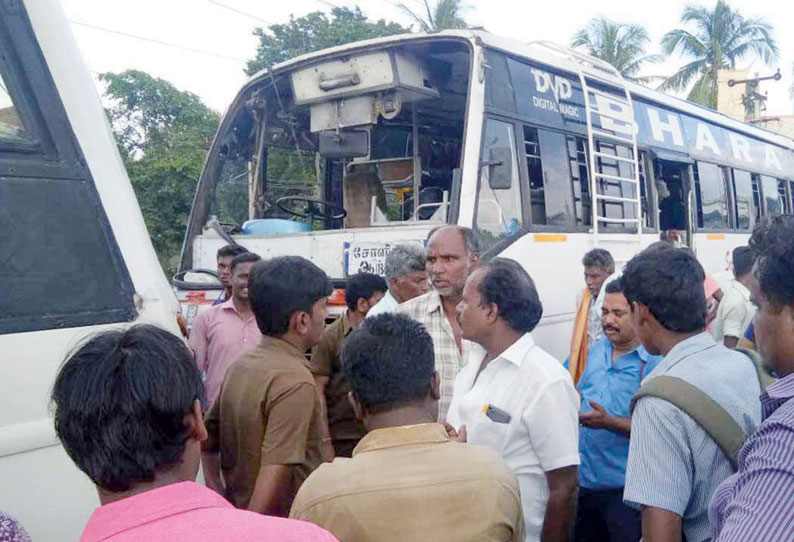 ராணிப்பேட்டையில் தனியார் பஸ்கள் நேருக்கு நேர் மோதி விபத்து