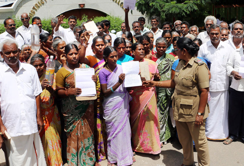 மணல்குவாரி அமைக்க பொதுமக்கள் எதிர்ப்பு குறைதீர்வு கூட்டத்தில் கலெக்டரிடம் கோரிக்கைமனு