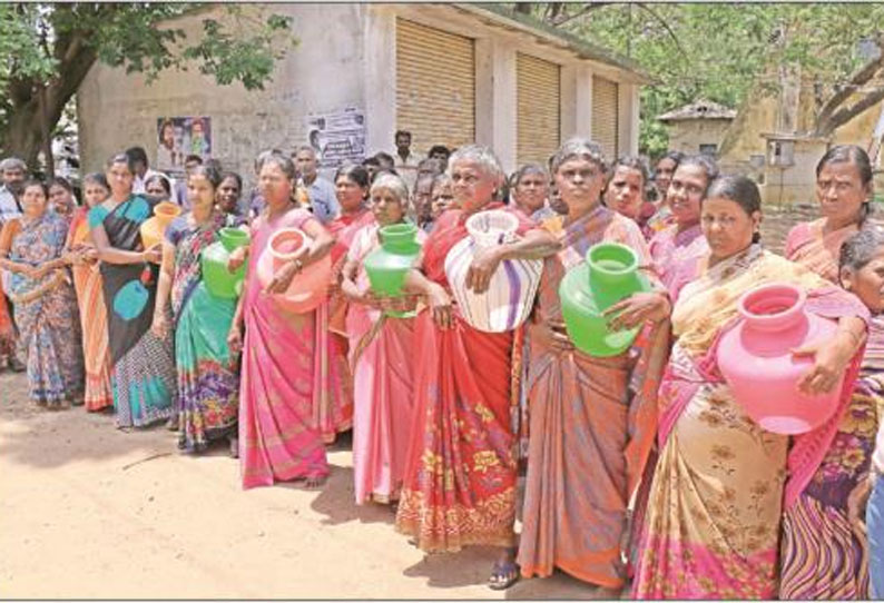 கலெக்டர் அலுவலகத்தில் காலிக்குடங்களுடன் முற்றுகையிட்ட பெண்கள்