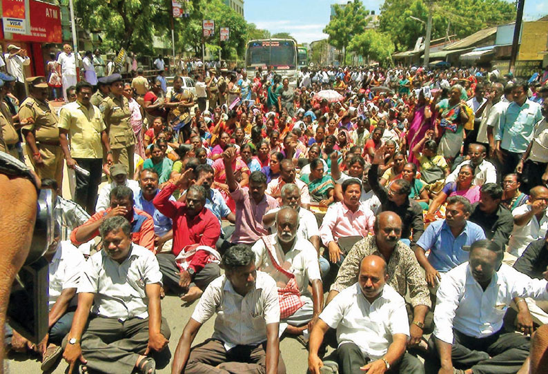 தூத்துக்குடியில் அரசு ஊழியர்கள்– ஆசிரியர்கள் சாலை மறியல்; 850 பேர் கைது