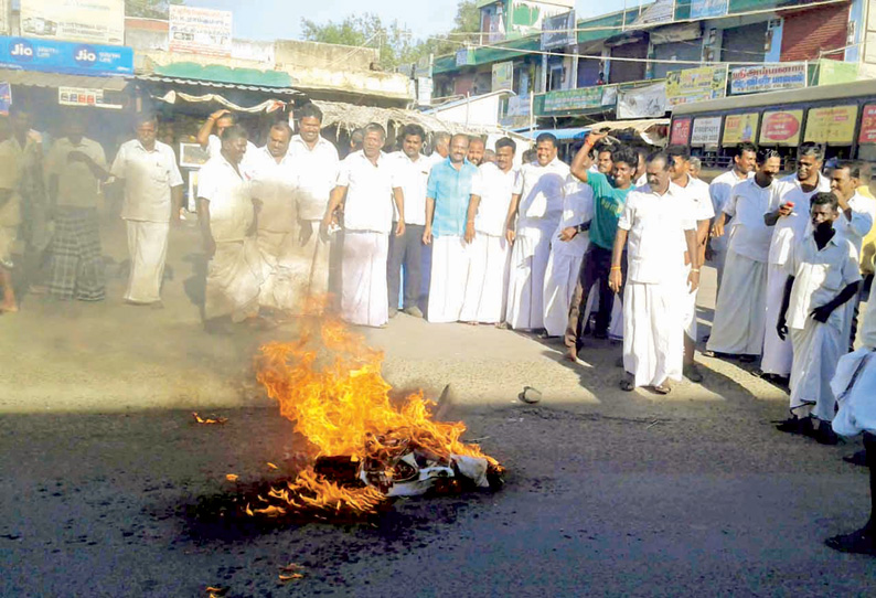 பொதுக்குழு தீர்மானத்துக்கு கண்டனம்: முதல்–அமைச்சர் எடப்பாடி பழனிசாமியின் உருவ பொம்மை எரிப்பு