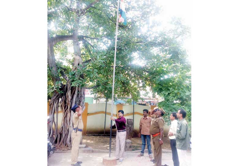 சுதந்திர தினத்தில் அவமதிப்பு: ஒரு வாரம் தினமும் தேசிய கொடியேற்றி மரியாதை செலுத்த வேண்டும்