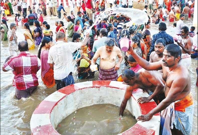 காவிரி மகாபுஷ்கர விழா தொடங்கியது ஆயிரக்கணக்கான பக்தர்கள் புனித நீராடினர்