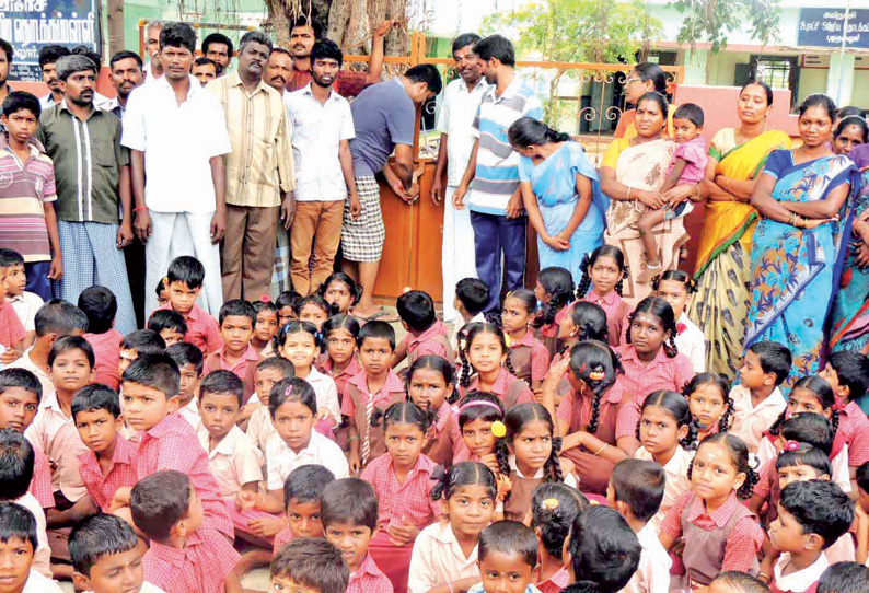 பழுதடைந்த கட்டிடத்தை சீரமைக்கக்கோரி பள்ளிக்கு பூட்டு போட்டு மாணவ–மாணவிகளுடன் பொதுமக்கள் போராட்டம்