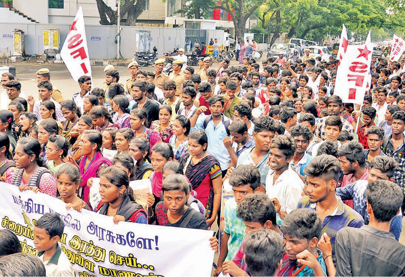 நீட் தேர்வு: மாணவர் சங்கத்தினர் சாலைமறியல்; 100 பேர் கைது