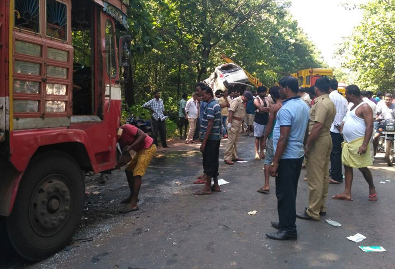 கர்நாடகாவில் ஒரே குடும்பத்தை சேர்ந்த 9 பேர் சாலை விபத்தில் பலி