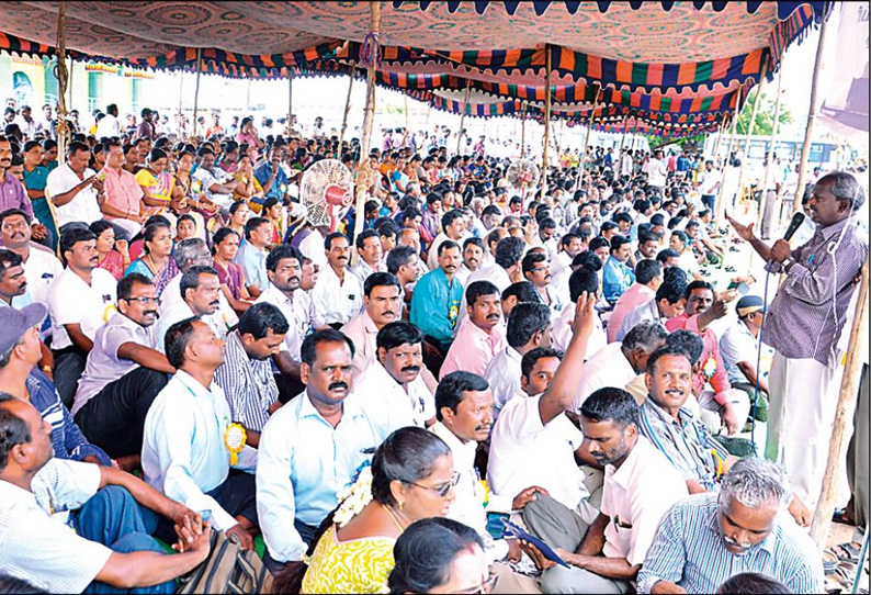 மதிய உணவு சமைத்து சாப்பிட்டு காத்திருப்பு போராட்டத்தில் ஈடுபட்ட அரசு ஊழியர்கள், ஆசிரியர்கள் 329 பேர் கைது