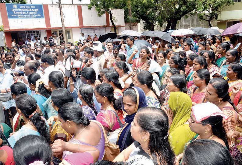 கலெக்டர் அலுவலகத்தில் காத்திருப்பு போராட்டம் நடத்திய ஆசிரியர்கள், அரசு ஊழியர்கள் கைது