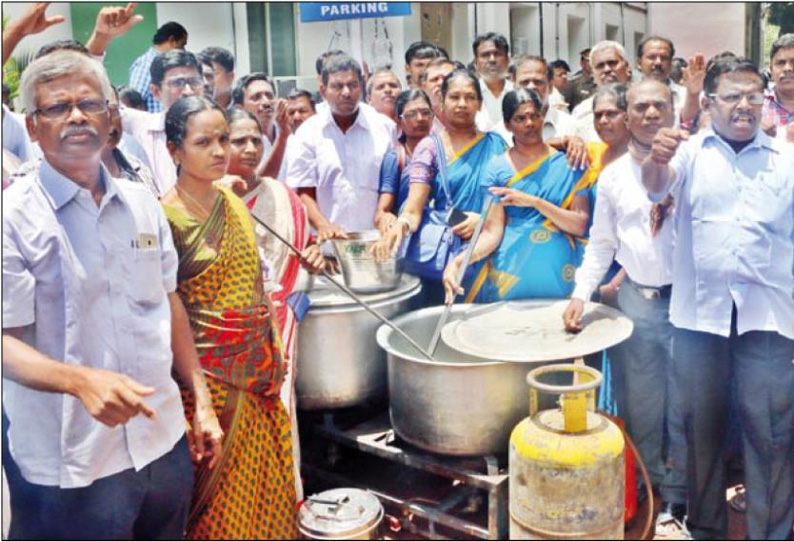 கோவை கலெக்டர் அலுவலக வளாகத்துக்குள் அரசு ஊழியர்கள்– ஆசிரியர்கள் காத்திருப்பு போராட்டம்