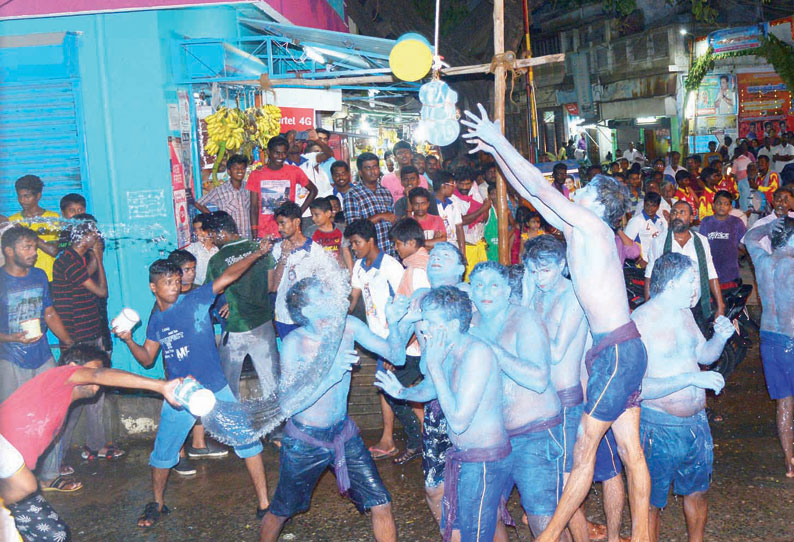 கிருஷ்ண ஜெயந்தி விழாவையொட்டி கிருஷ்ணர் வேடம் அணிந்து உறியடித்த இளைஞர்கள்