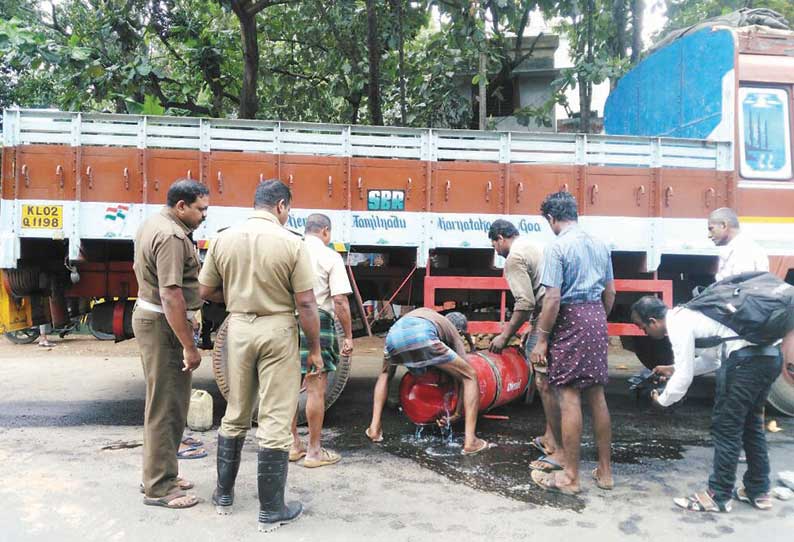 ஓடும் லாரியில் இருந்து டீசல் டேங்க் கழன்று விழுந்ததால் பரபரப்பு